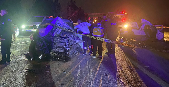 Serik'te 3 aracın karıştığı feci kaza: 3 ölü 