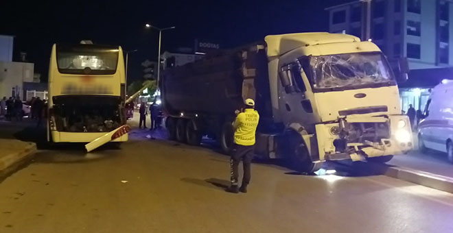 Antalya'da otobüs ve hafriyat kamyonu çarpıştı: 4 yaralı 
