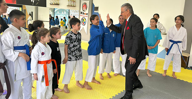 Başkan Topaloğlu’ndan karatecilere ziyaret 