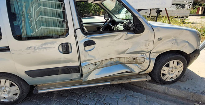 Kamyonet ile hafif ticari araç çarpıştı: 2 yaralı 