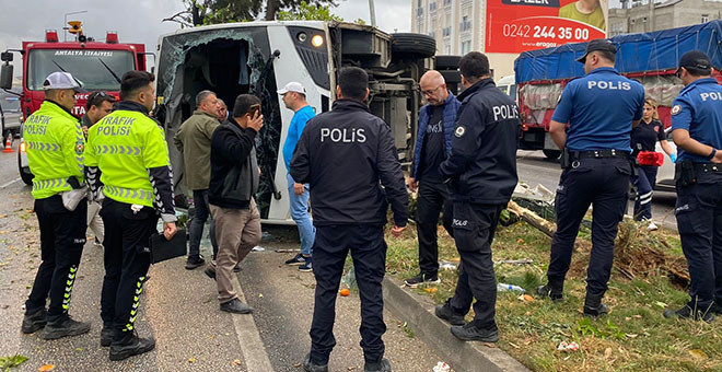 Antalya’da otel servis aracı devrildi: 19 yaralı 