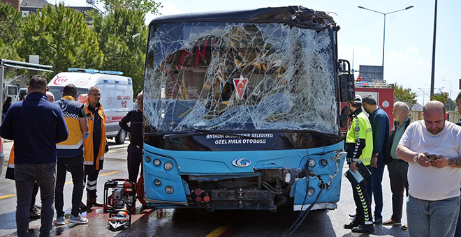 Halk otobüsü kırmızı ışıkta bekleyen araçlara daldı: 7 araç birbirine girdi, 8 yaralı 