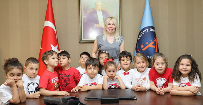 Çocuklar Akdeniz Üniversitesi Rektörlüğü koltuğunda