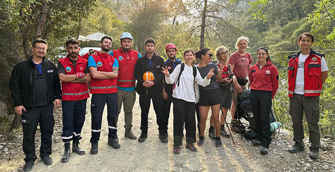 Yangında mahsur kalan 4 turist kurtarıldı